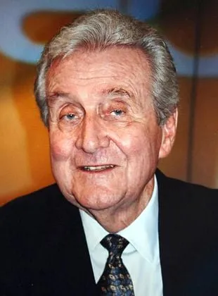 Patrick Macnee - Ator, 6 de fevereiro de 1922, 25 de junho de 2015