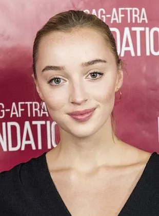 Phoebe Dynevor - Atriz, 17 de abril de 1995