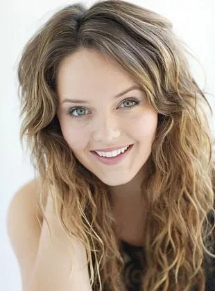 Rebecca Breeds - Atriz, 17 de junho de 1987