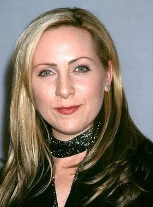 Renee Estevez - Atriz, Roteirista, 2 de abril de 1967