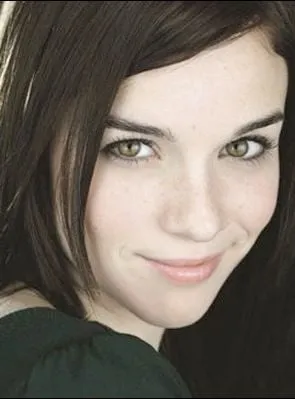 Renee Felice Smith - Atriz, 16 de janeiro de 1985