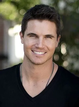 Robbie Amell - Ator, Produtor Executivo, Produtor, 21 de abril de 1988