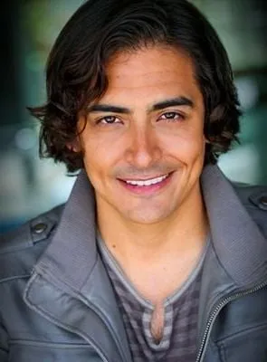 Robbie Daymond - Atriz, 11 de março de 1982