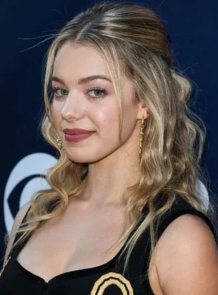 Sadie Calvano - Atriz, 8 de abril de 1997