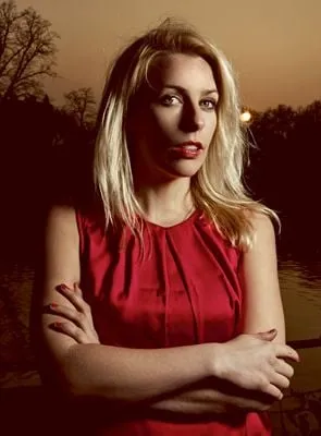 Sara Pascoe - 22 de maio de 1981