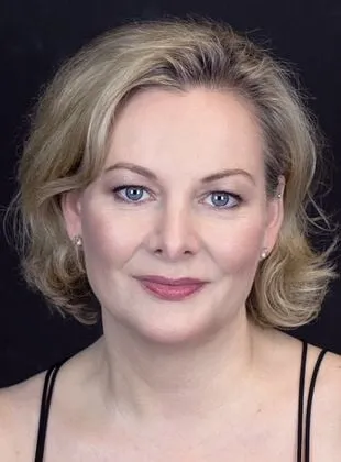 Sara Stewart - Atriz, 28 de junho de 1966