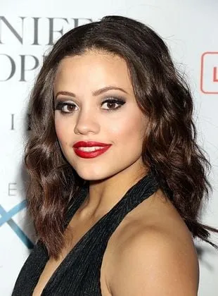 Sarah Jeffery - Atriz, 3 de abril de 1996
