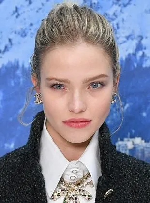 Sasha Luss - 6 de junho de 1992