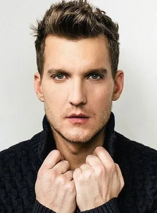 Scott Michael Foster - Ator, 4 de março de 1985