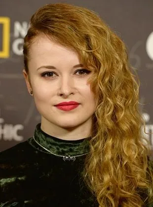 Shannon Tarbet - Atriz, 27 de outubro de 1991