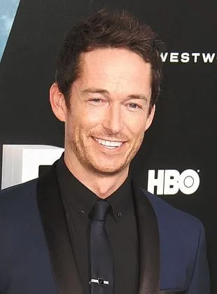 Simon Quarterman - Ator, Produtor Associado, 14 de novembro de 1977