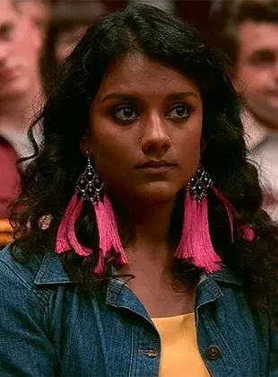 Simone Ashley - Atriz, Produtor Executivo, 30 de março de 1995