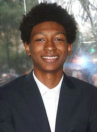 Skylan Brooks - Ator, 12 de fevereiro de 1999