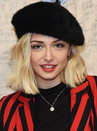 Sophie Simnett - 5 de dezembro de 1997