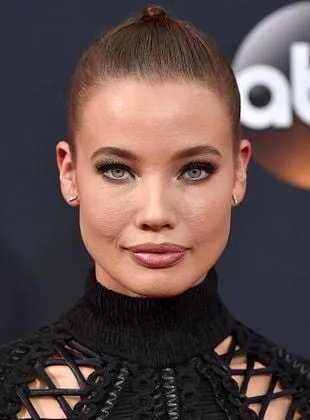 Stephanie Corneliussen - Atriz, 28 de abril de 1987