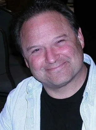 Stephen Furst - Ator, Diretor, Produtor de set, 8 de maio de 1955, 16 de junho de 2017