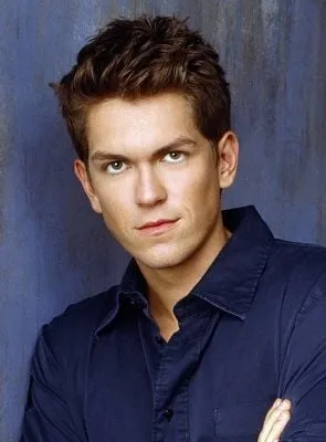 Steve Howey - Ator, 12 de julho de 1977