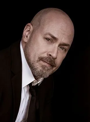 Steven S. DeKnight - Roteirista, Diretor, Creator/Showrunner, 8 de abril de 1964
