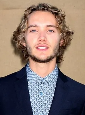 Toby Regbo - Ator, 18 de outubro de 1991