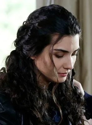 Tuba Büyüküstün - 5 de julho de 1982