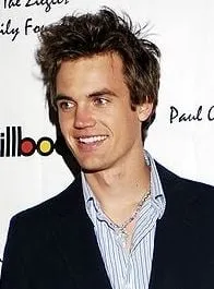 Tyler Hilton - Ator, Compositor, 22 de novembro de 1983