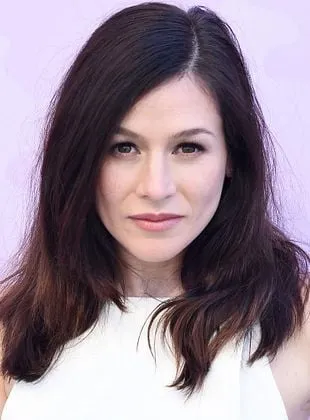 Yael Stone - Atriz, 6 de março de 1985